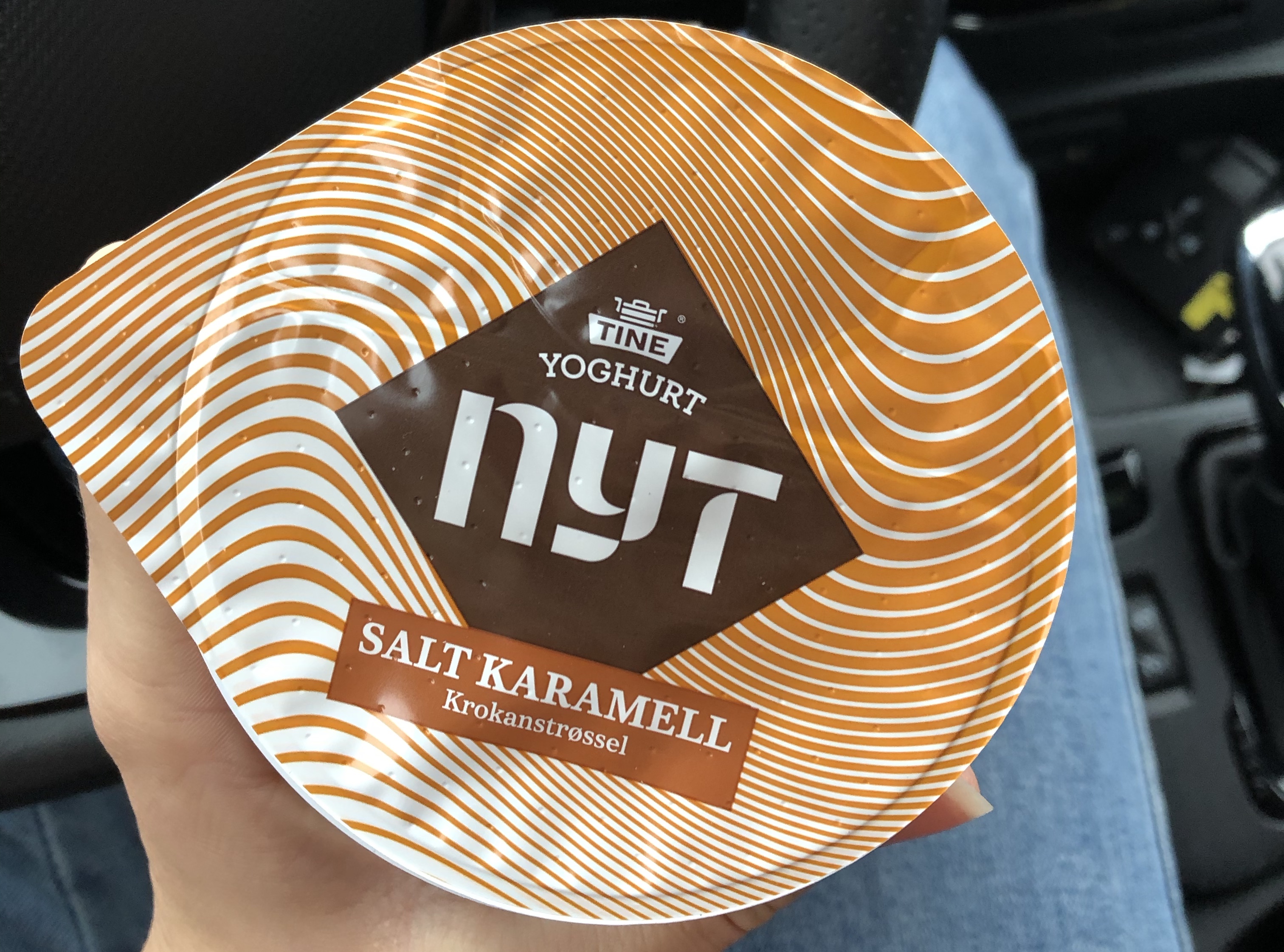 Topplokket på yoghurten. TINE YOGHURT nyt SALT KARAMELL krokanstrøssel. 